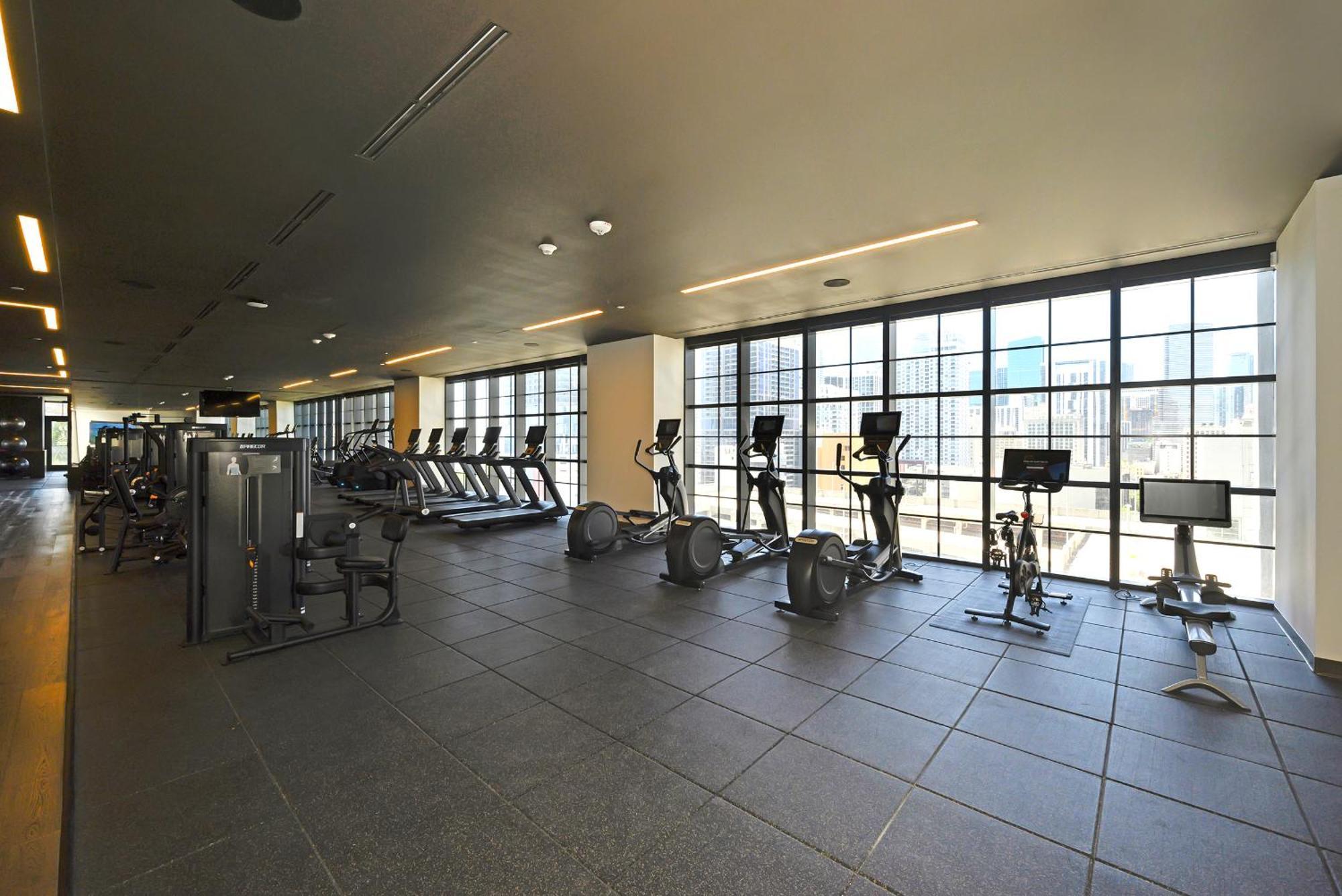 Steps From Kaseya Center & Port Of - Daily Fee And Parking Not Included * Miami