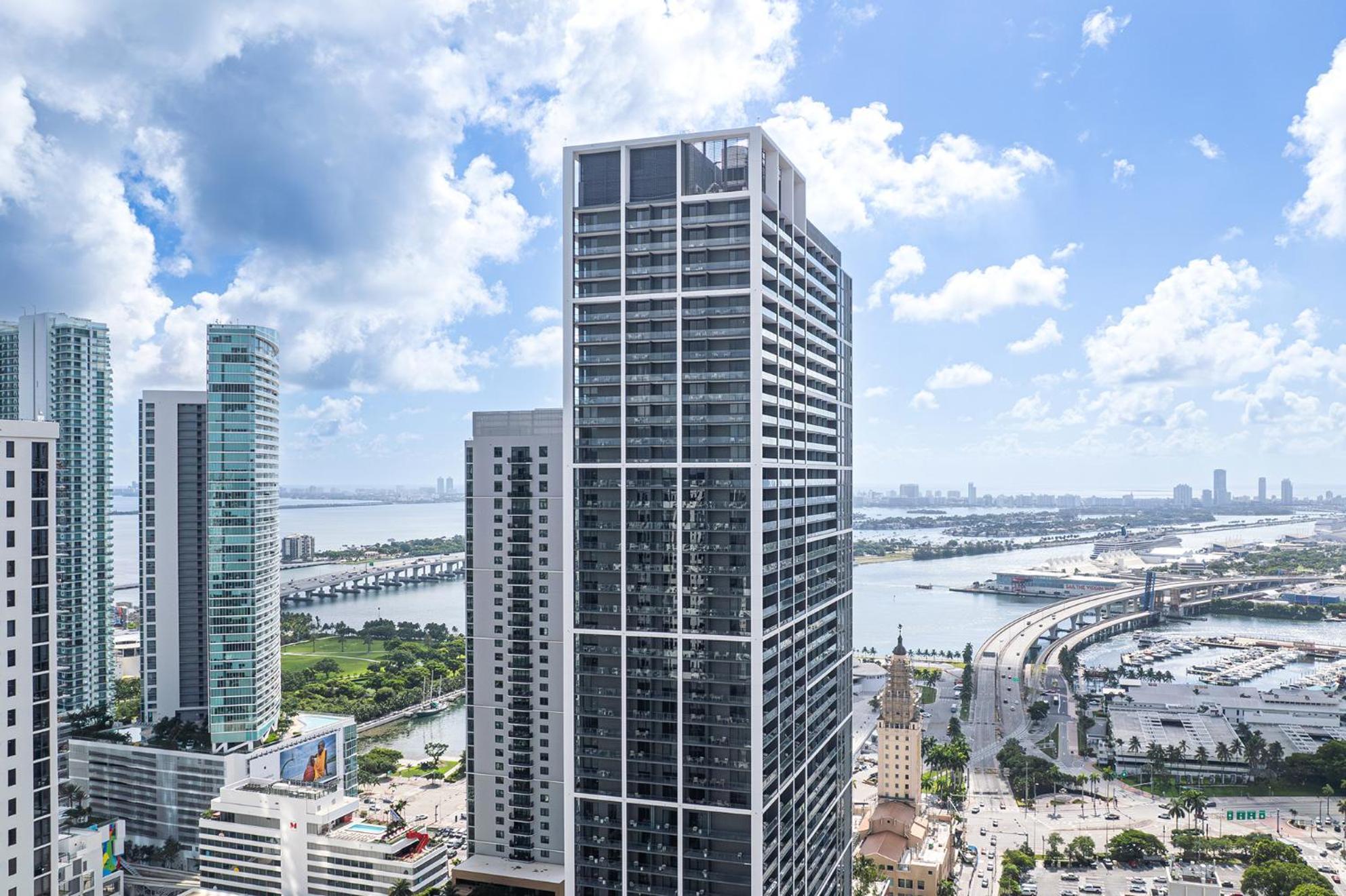 Apartment Steps From Kaseya Center & Port Of - Daily Fee And Parking Not Included