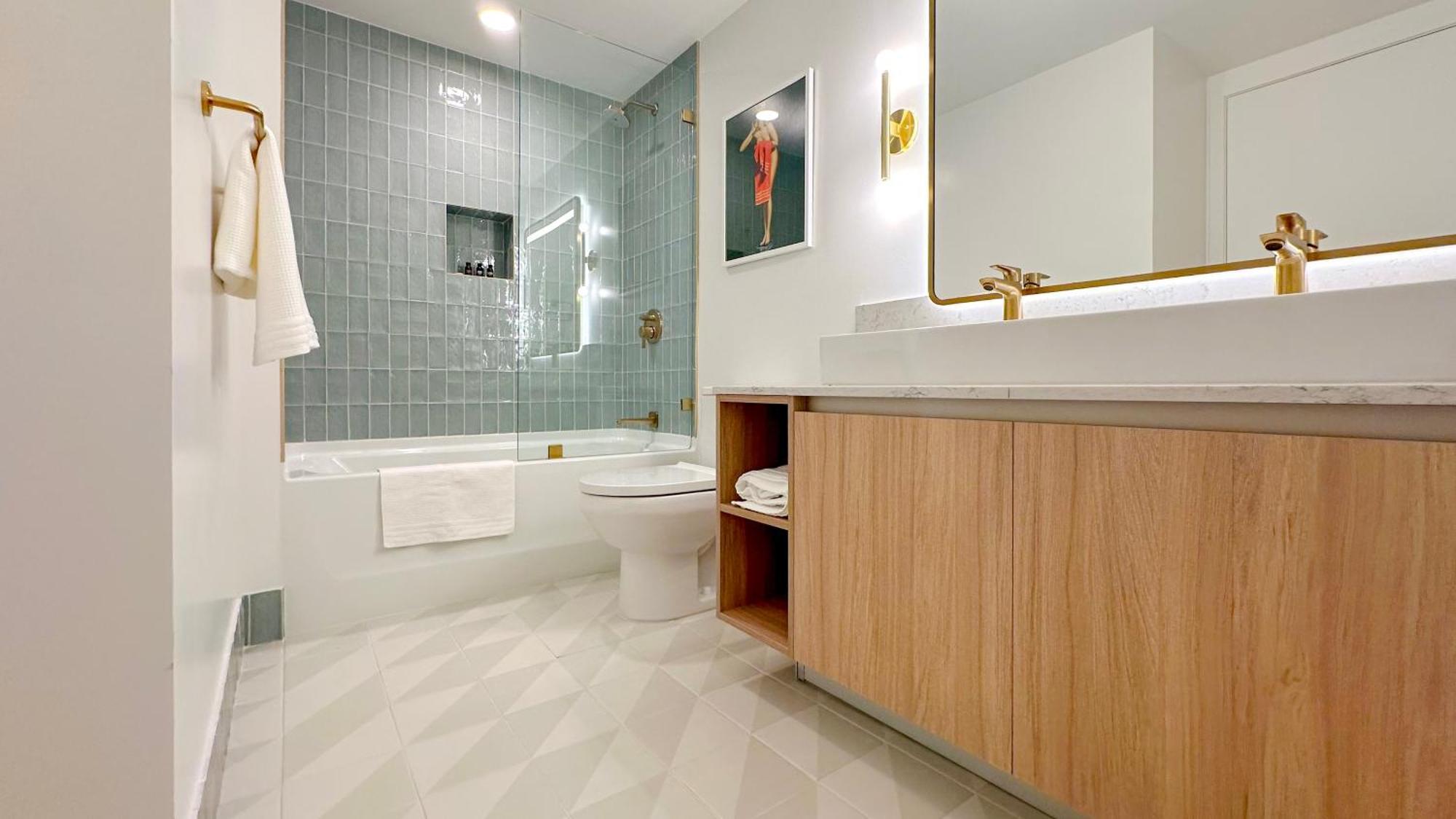 Steps From Kaseya Center & Port Of - Daily Fee And Parking Not Included Apartment *