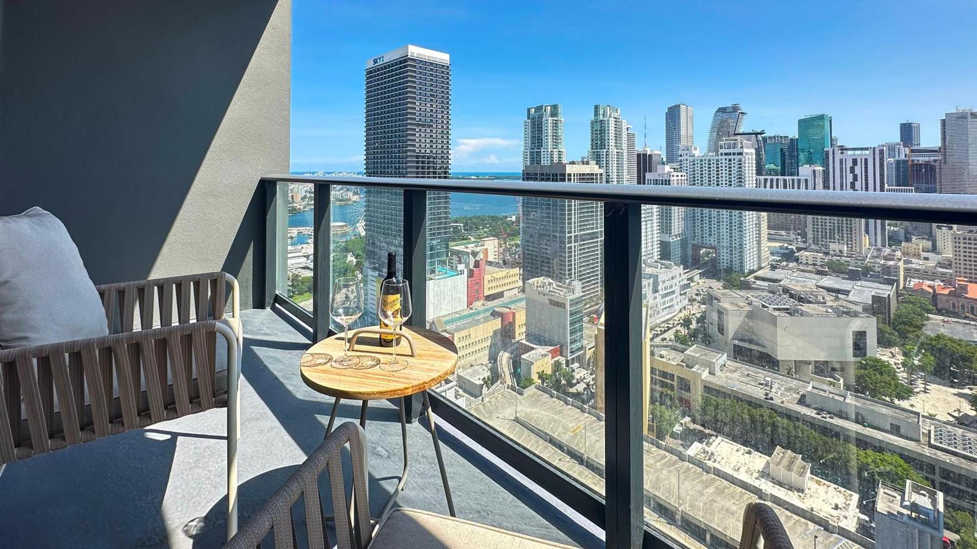 Steps From Kaseya Center & Port Of - Daily Fee And Parking Not Included Apartment