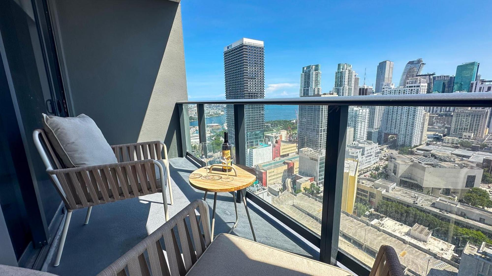 Apartment Steps From Kaseya Center & Port Of - Daily Fee And Parking Not Included